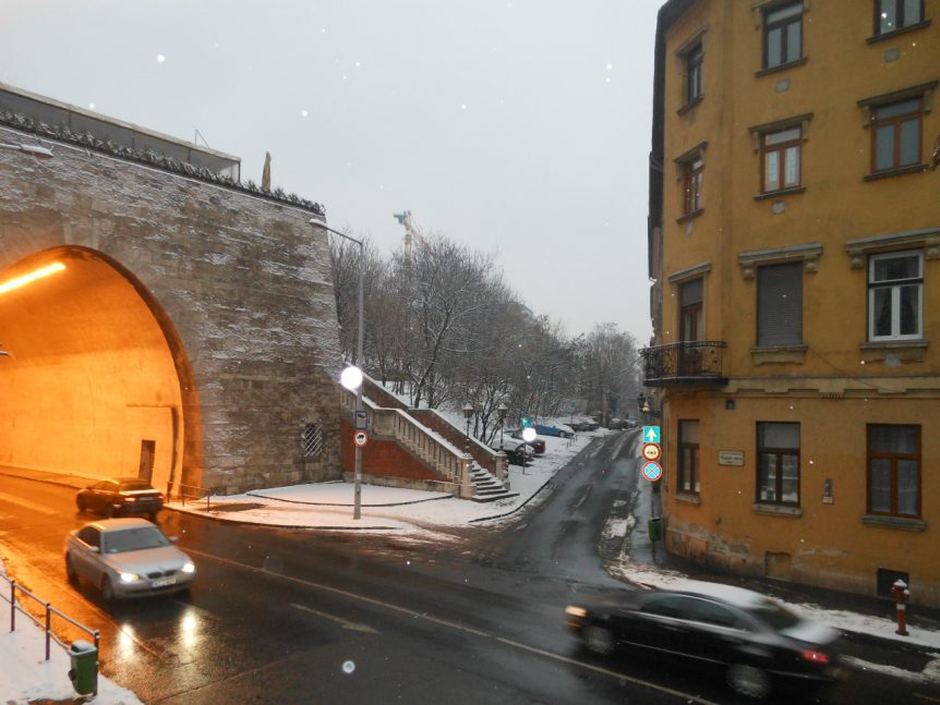 Alagút Utca 2, het huis aan de voet van de tunnel waar Árpád tot zijn deportatie woonde met Julia en Péter.