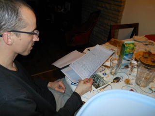 Bence Miklauzic helpt brieven vertalen.