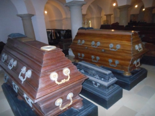 De tombes van de prinsen van Pruisen, Waldemar (l) en Adalbert (r), in de Berlijnse Dom.