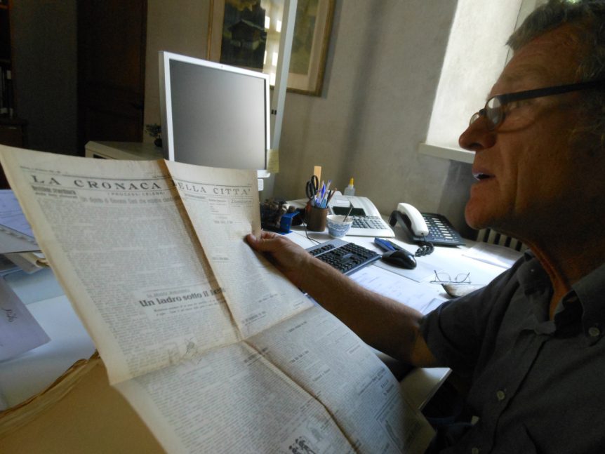 Dr Stampfer in archief Denkmalamt Bolzano met het Eperjesy-dossier