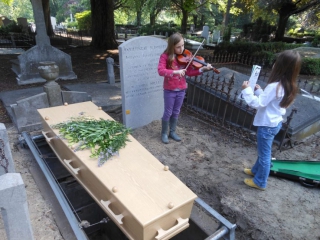 Herbegrafenis &Aacute;rp&aacute;d, op Oud Eik en Duinen, Den Haag, met dochters Tiba (viool) en Layla.