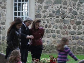 Begrafenisritueel Elfi, Gross Fredenwalde 2011, met Klara von Arnim, Olga en haar gezin.
