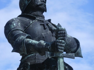 Janos Hunyadi, nog altijd in volle glorie op zijn sokkel. Dit beeld overleefde de oorlog, het huis van Eperjesy, en vele andere huizen, gingen tegen de vlakte.