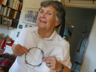 Maria Legeza met een stuk prikkeldraad in haar hand. Met Maria sprak ik over de gruwelen die haar en haar familie zijn aangedaan door de communisten. Ondanks alles lijkt zij opmerkelijk opgewekt in het leven te staan.