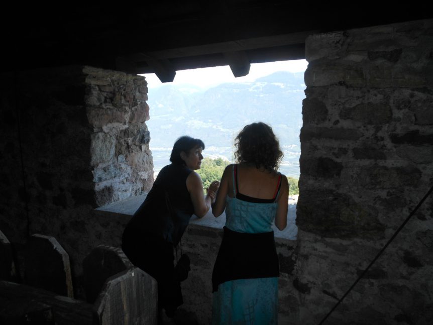 Met Elfi Gabrieli bij ruïne kasteel in Lana. Ze vertelt me hier hoe men elkaar bij gevaar met vuren waarschuwde via de kastelen boven het dal.