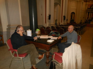 Met de gidsen van St Louis, Pierre Groetelaars en Richard Driessen, in de kerk. Pierre belt hier een oude, zieke broeder, met de vraag of hij nog wat weet over P&eacute;ter &Eacute;perjesy. Helaas, nee.