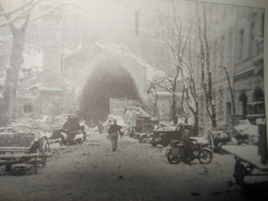 Oude foto van de Alagut Utca in de oorlog.