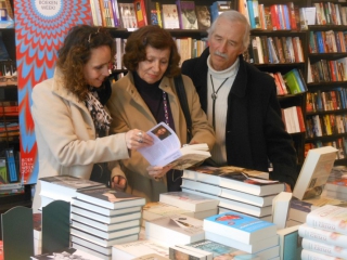 Orsi en Miki bekijken het boek in de IJsselsteinse boekhandel, daags voor de offici&euml;le boeklancering in Utrecht, maart 2015.