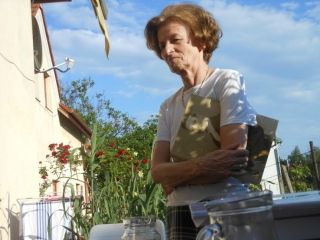 &Eacute;va Perj&eacute;s, ook een steun en toeverlaat tijdens mijn zoektocht. Ik logeerde vaak bij haar. Hier staat ze met mijn 'Arp&aacute;dboek' onder haar arm. We zijn bij haar vriendin, Maria Legeza (vorige foto).